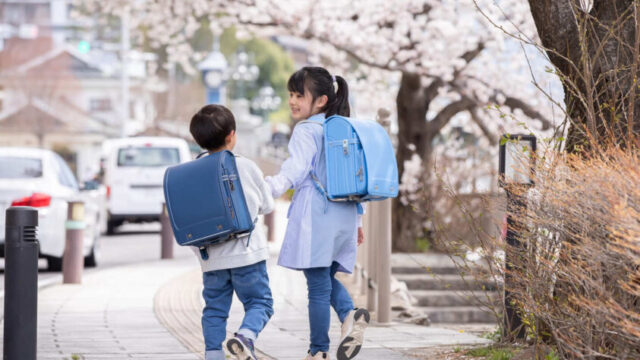 小学生の兄妹が登校している様子