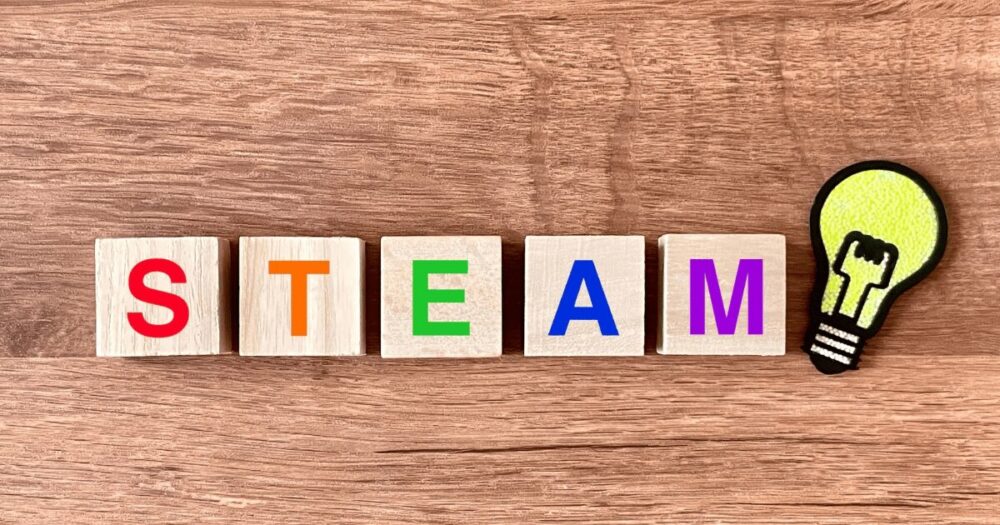 STEAMの文字がカラフルなブロックで並んだイメージ写真。小学生向けSTEAM教材の導入イメージ