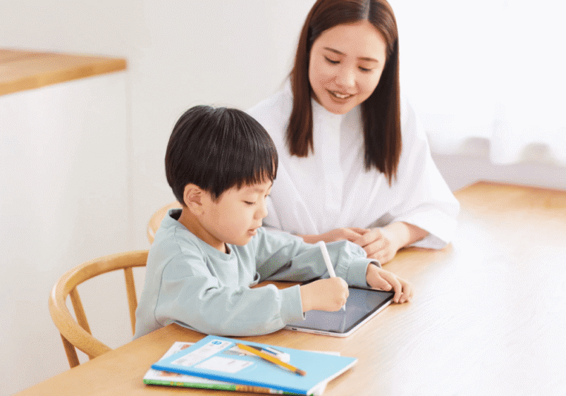 タブレット教材で学習する親子の様子。AI教材を活用した学習イメージ