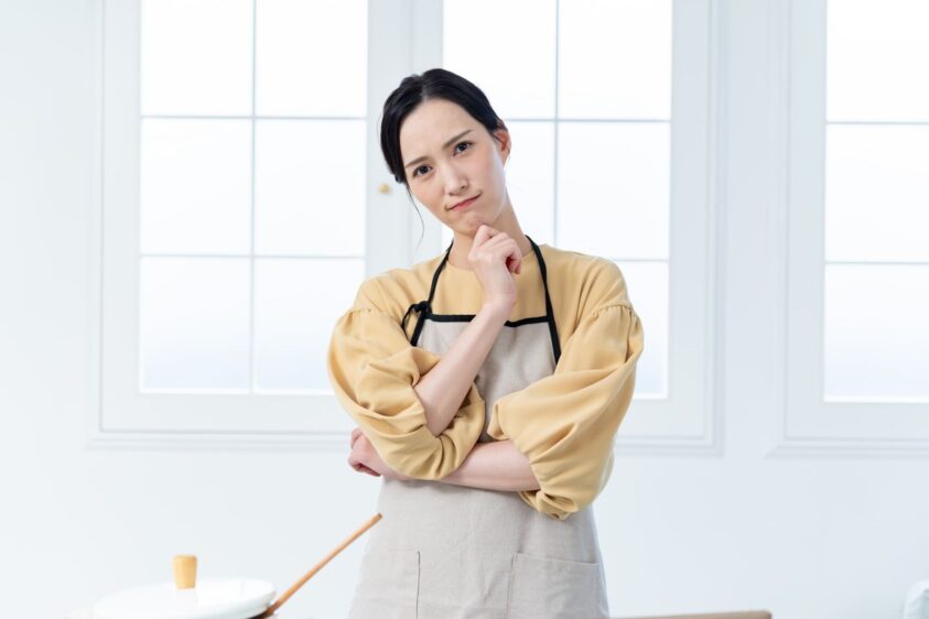 夏休みの昼ごはんに悩むエプロン姿のママ(イメージ画像)