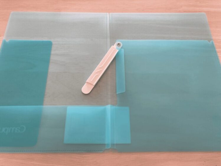 コクヨキャンパスのプリントファイルを開いた状態。左右のポケットとクリップの構造がわかる写真