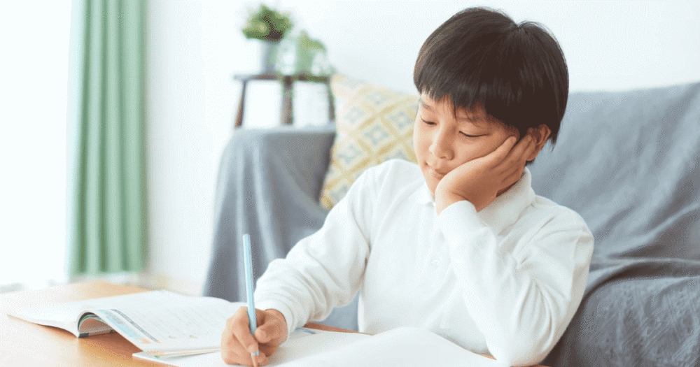 学級閉鎖で自宅待機中に暇そうに過ごす男の子