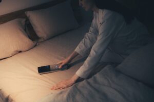 cado FOEHN Cleanerを布団に使用している様子